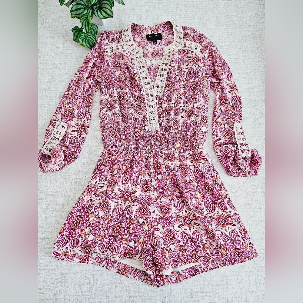 Romeo & Juliet Couture Paisley Pink Romper Crochet Lining SZ Small